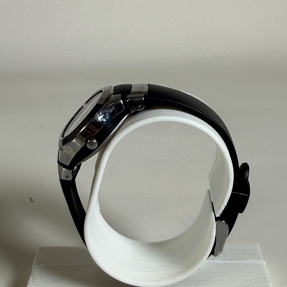 Armitron Pro Sport Women's Watch Black & Silver Tone 330ft Water Resist - Picture 2 of 10